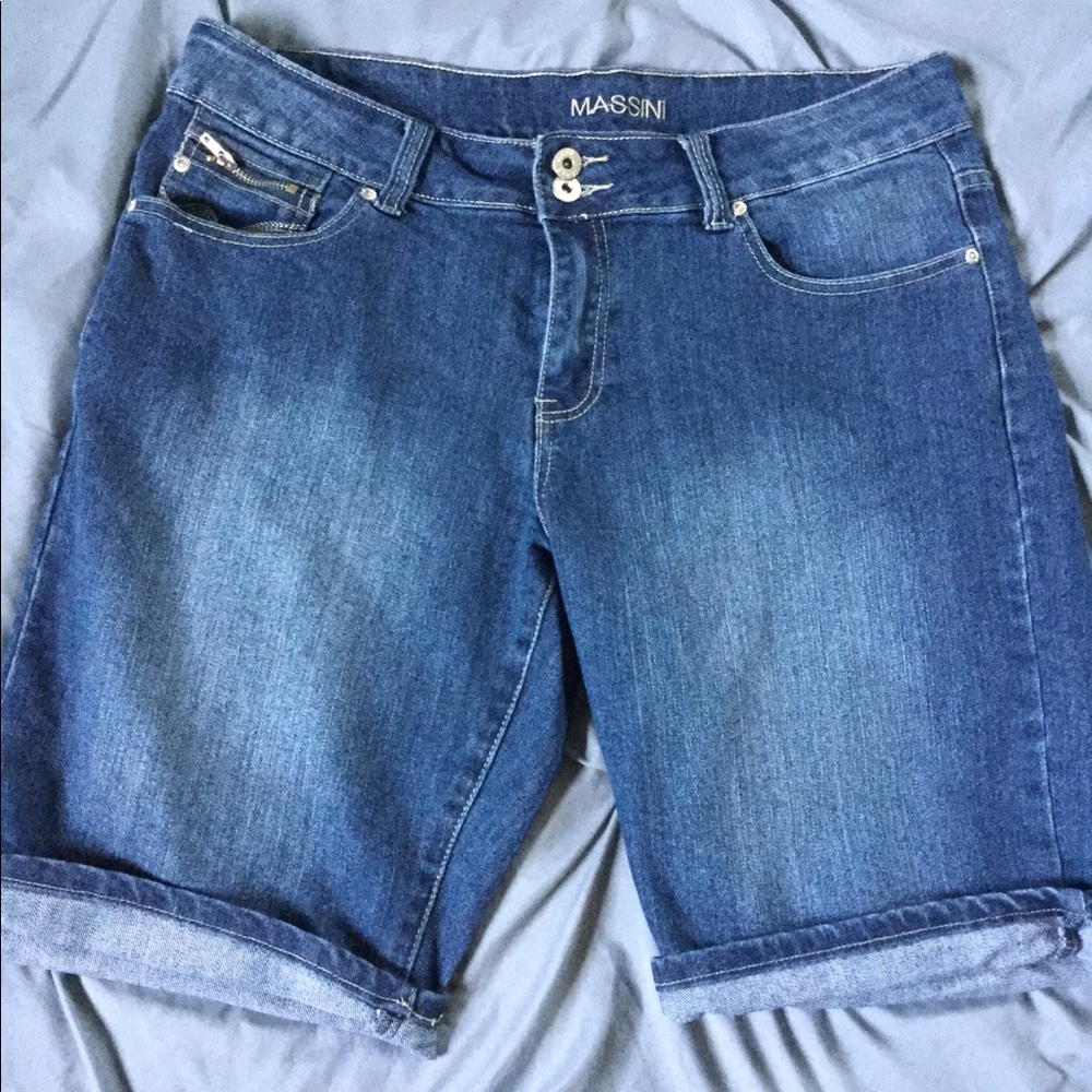Blue jean shorts.